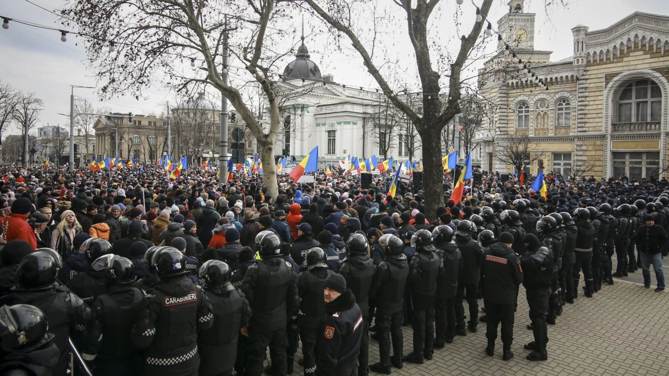 Протест срещу властта в Кишинев, демонстрантите скандираха "Долу Мая Санду"