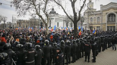 Сблъсъци между протестиращи и полицията в молдовската столица Кишинев на
