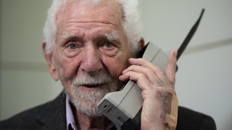 Бащата на мобилния телефон обезпокоен от тъмната страна на технологичния напредък