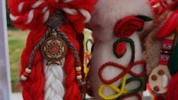 Благотворително продават мартеници за изграждане на паметник на Левски в Бургас