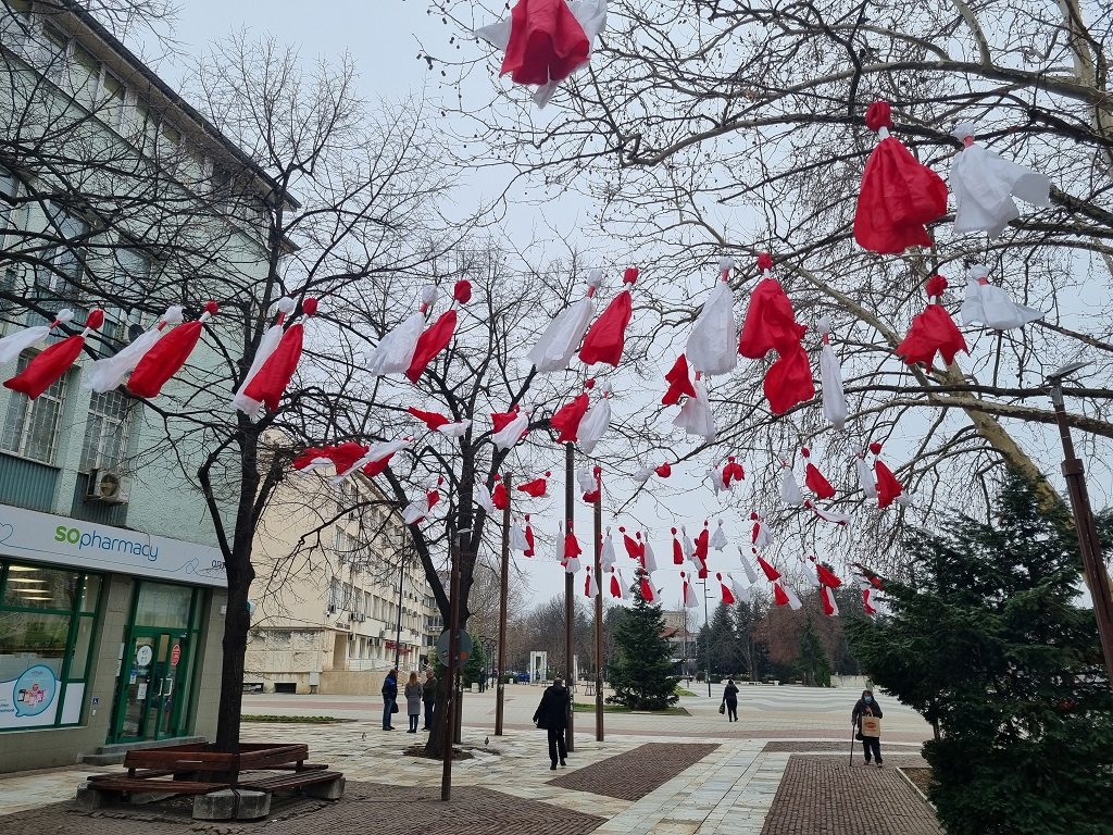 Червено-белите символи на пролетта красят централната улица на града.