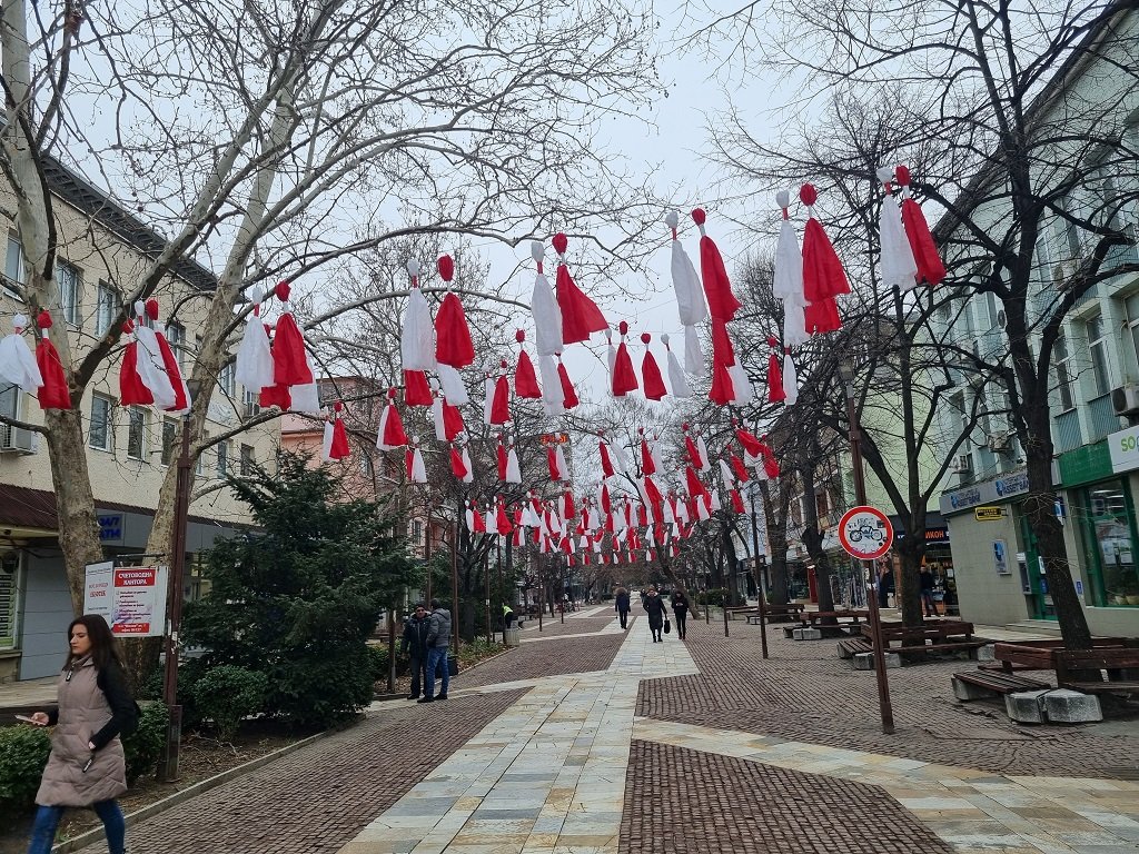 На мартенска украса се радва и Търговище. Жителите и гостите на областния град могат да се движат под „небе“ от мартеници. 