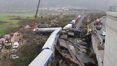Расте броят на жертвите на влаковата катастрофа в Гърция, двама българи сред ранените