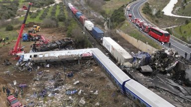 По неофициални данни от гръцките железничари единият влак се е