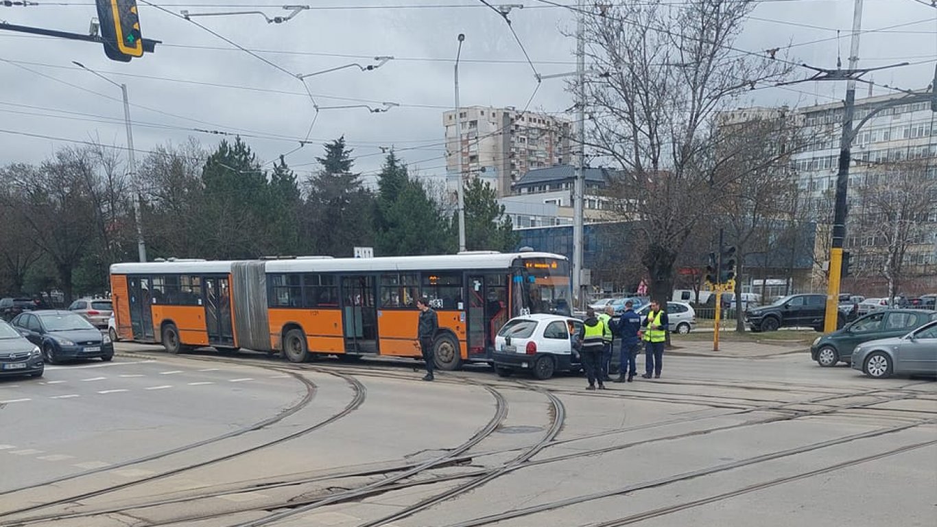 Кола се блъсна в автобус на градския транспорт в София, пострада шофьорът ѝ (видео)