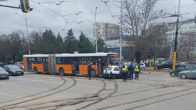 Автобус на градския транспорт и лека кола са катастрофирали в
