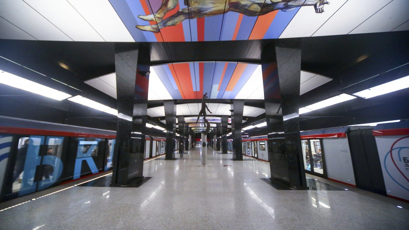 В Москва отвориха една от най-дългите линии на метрото в света (видео)