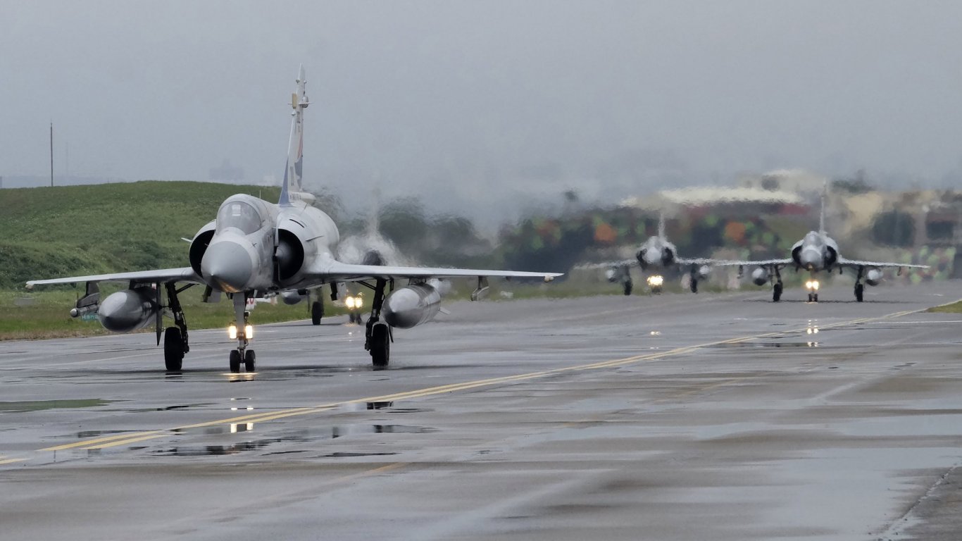 Китайски военни самолети за втори ден навлизат в зоната за отбрана на Тайван 