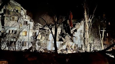 Ракетен удар разруши жилищна сграда в Запорожие рано тази сутрин