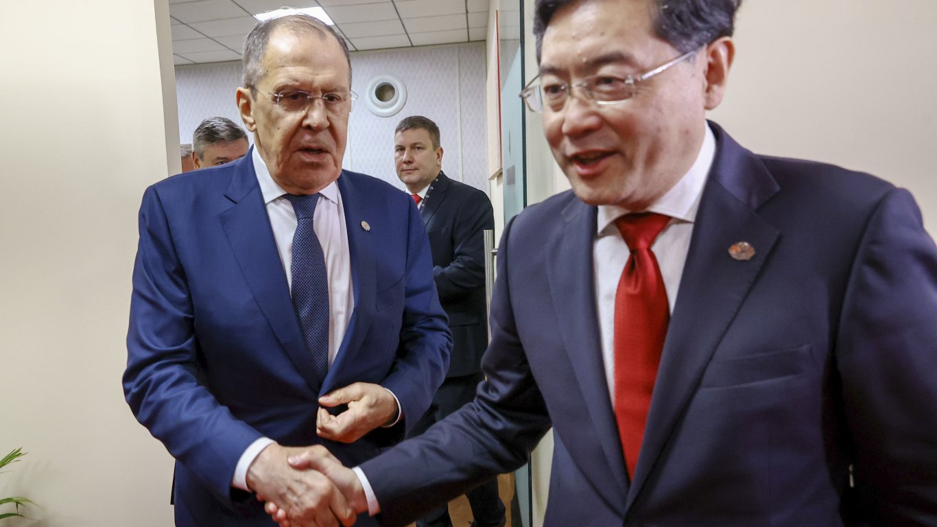 Лавров: Русия и Китай имат далечни общи планове. Берлин зове Пекин да не дава оръжие на Москва