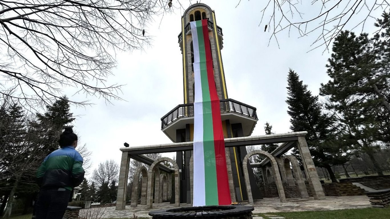 30-метров трибагреник украси Камбанарията в Хасково за 3 март