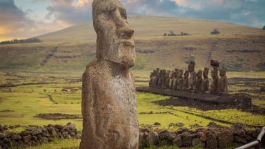 Откриха нова каменна статуя на дъното на пресъхнало езеро на Великденския остров