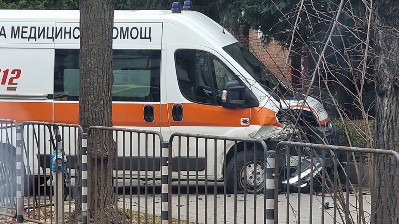 Челен сблъсък между кола и линейка в София след забранен обратен завой