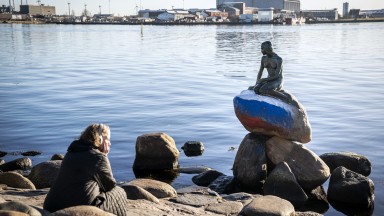 Статуята на Малката русалка в Дания осъмна изрисувана с цветовете на руското знаме