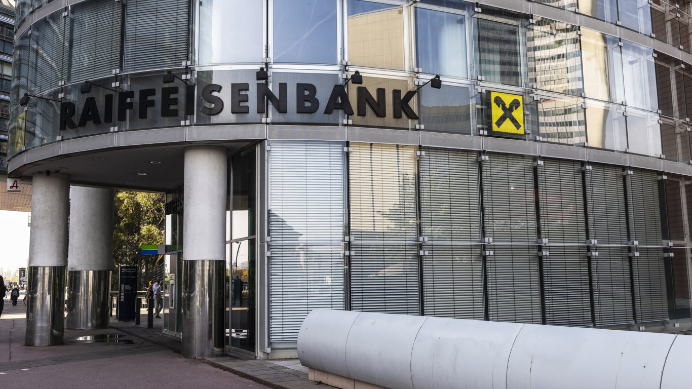 Сделките на австрийската "Райфайзен банк" с Русия привлякоха внимание в Австрия