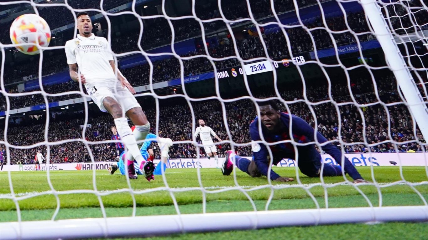 Каталунска радост в сърцето на Мадрид. Барса удари Реал с автогол в нервно дерби
