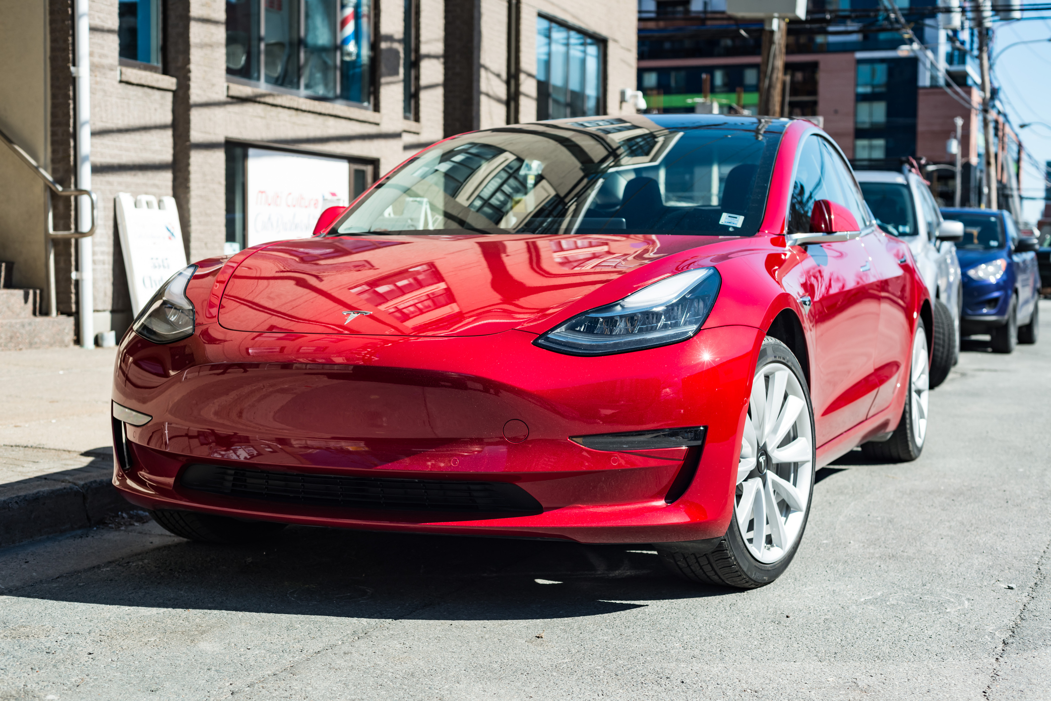Бъдещите електрически автомобили на Tesla ще са без шофьор
