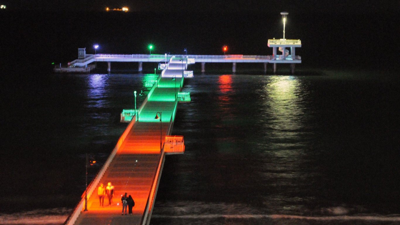 Бургаският мост грейна в цветовете на трибагреника