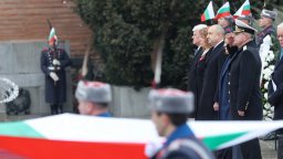 Националният флаг беше издигнат пред Паметника на Незнайния воин