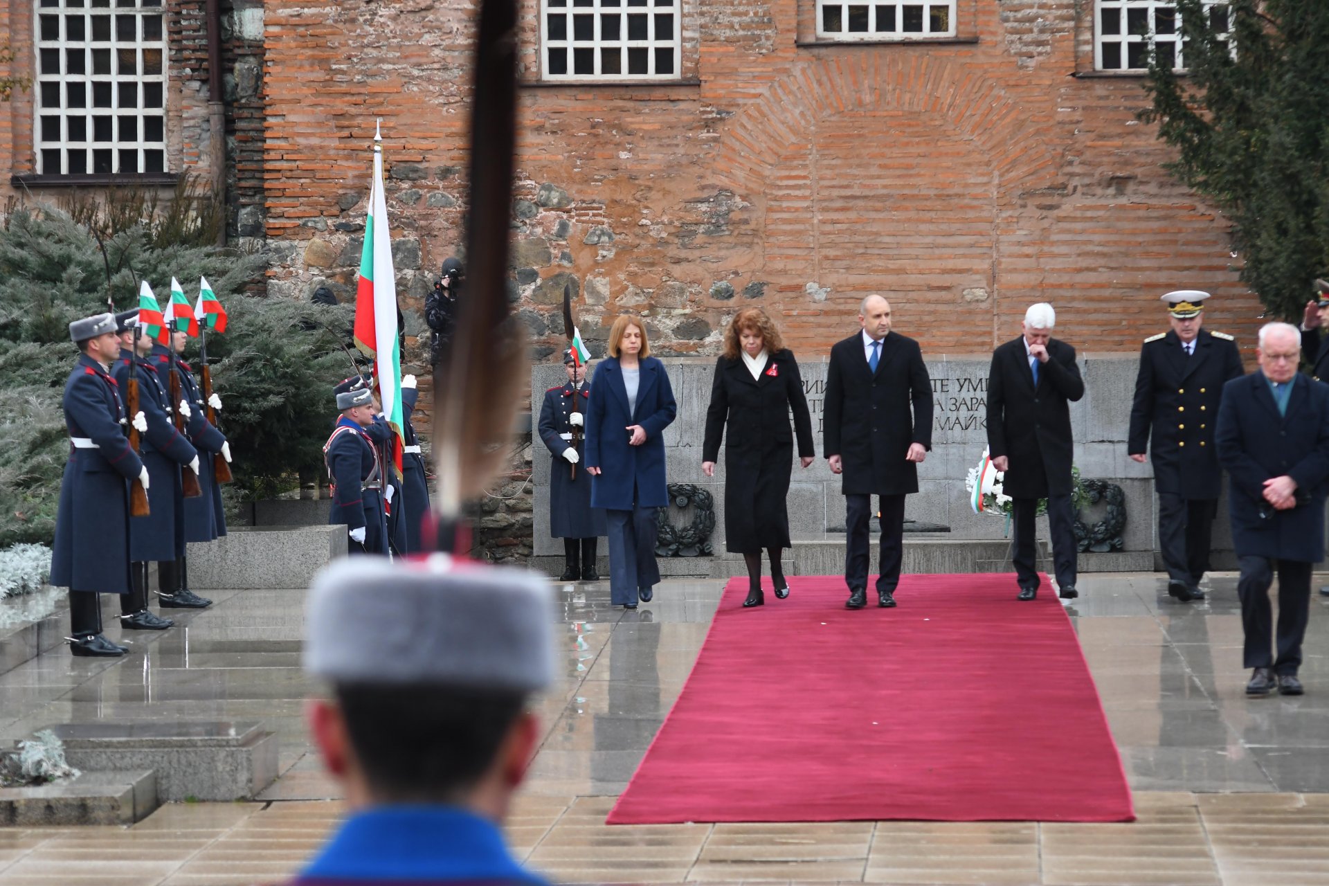Президентът, вицепрезидентът, кметът на София, военният министър и началникът на отбраната участваха в ритуала за националния празник пред Паметника на Незнайния воин