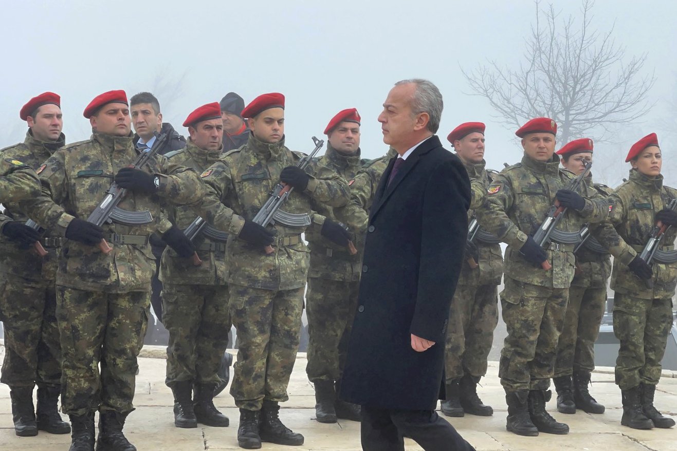 Премиерът Гълъб Донев поднесе венец и поздрави българите от Шипка
