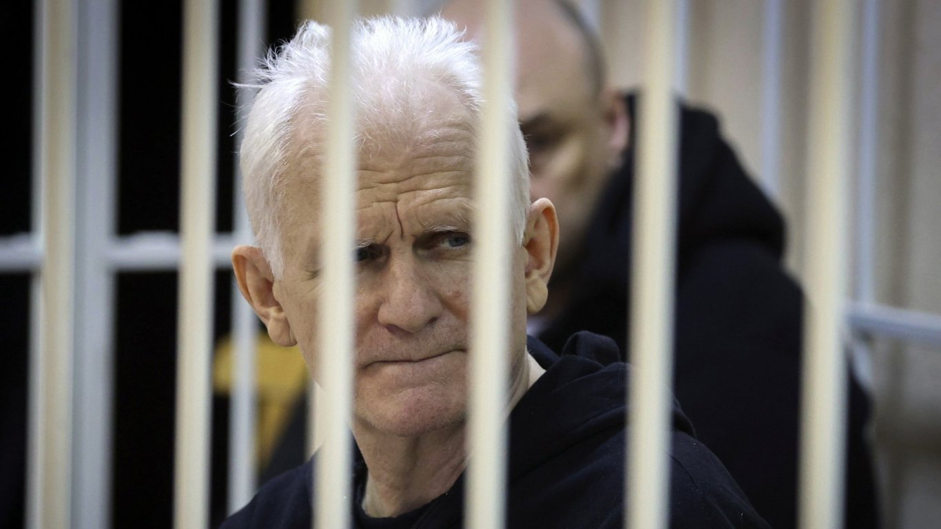Беларус осъди на 10 години затвор нобеловия лауреат Алес Беляцки