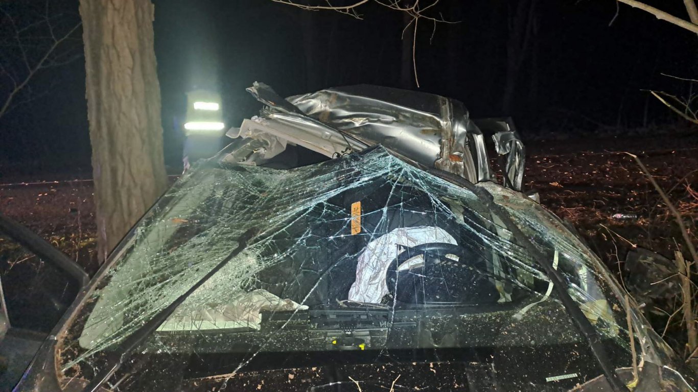Трима загинали и двама тежко ранени при челен сблъсък на пътя Ловеч-Плевен