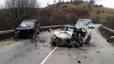 Жена на 66 години е загинала при челен удар на