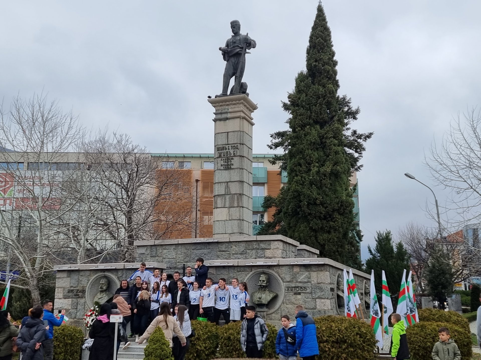 Венци и цветя пред Паметника на Хаджи Димитър в Сливен