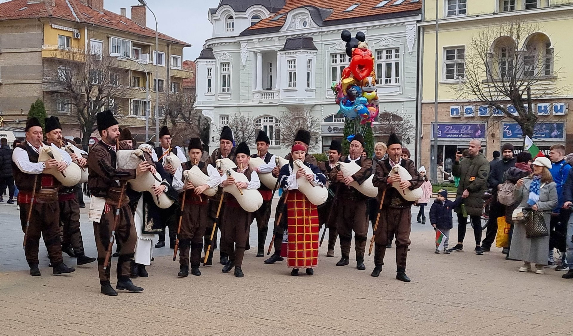 С гайди, шествие и рокерско шествие празнуваха в Сливен