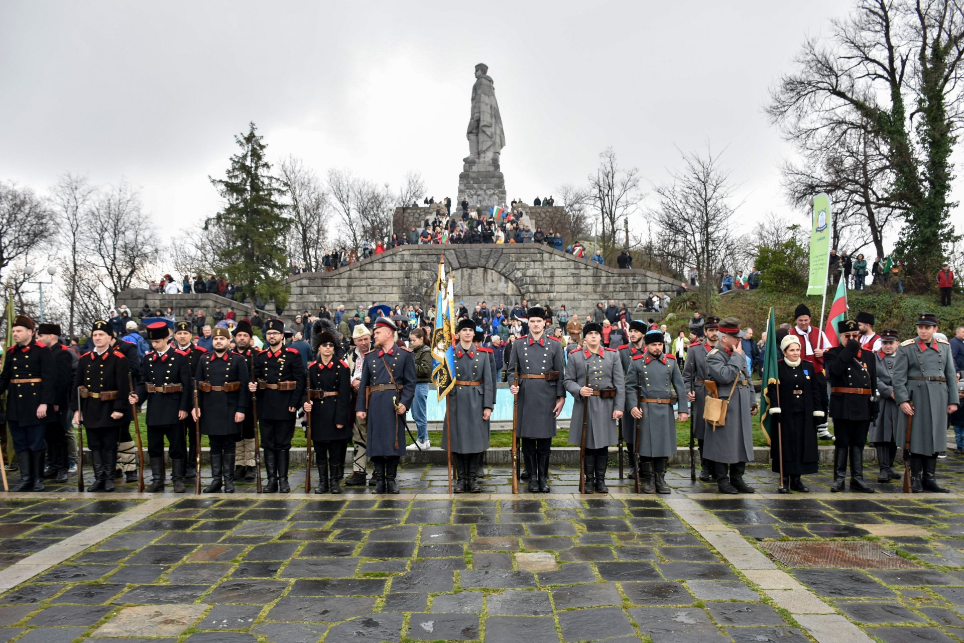 Пловдивчани празнуваха пред Паметника на Альоша