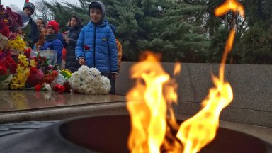 С венци и цветя гайди и хора автошествия и поклонения