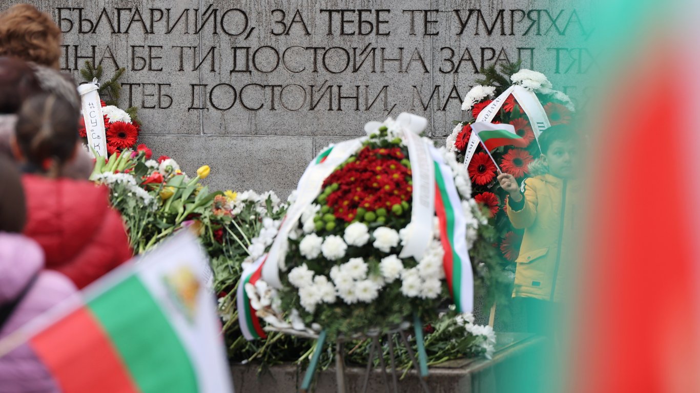 Венци за героите пред Паметника на Незнайния воин в столицата