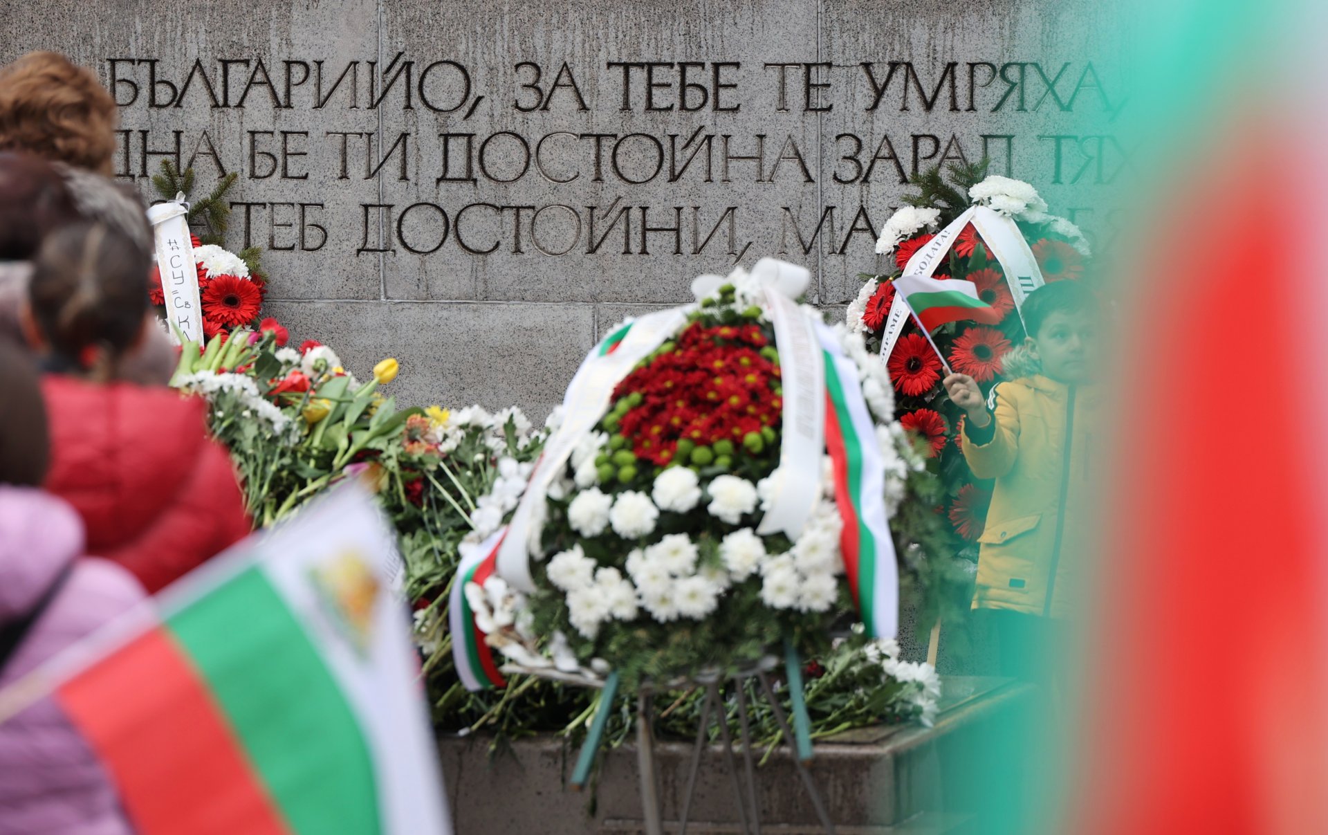 Венци за героите пред Паметника на Незнайния воин в столицата