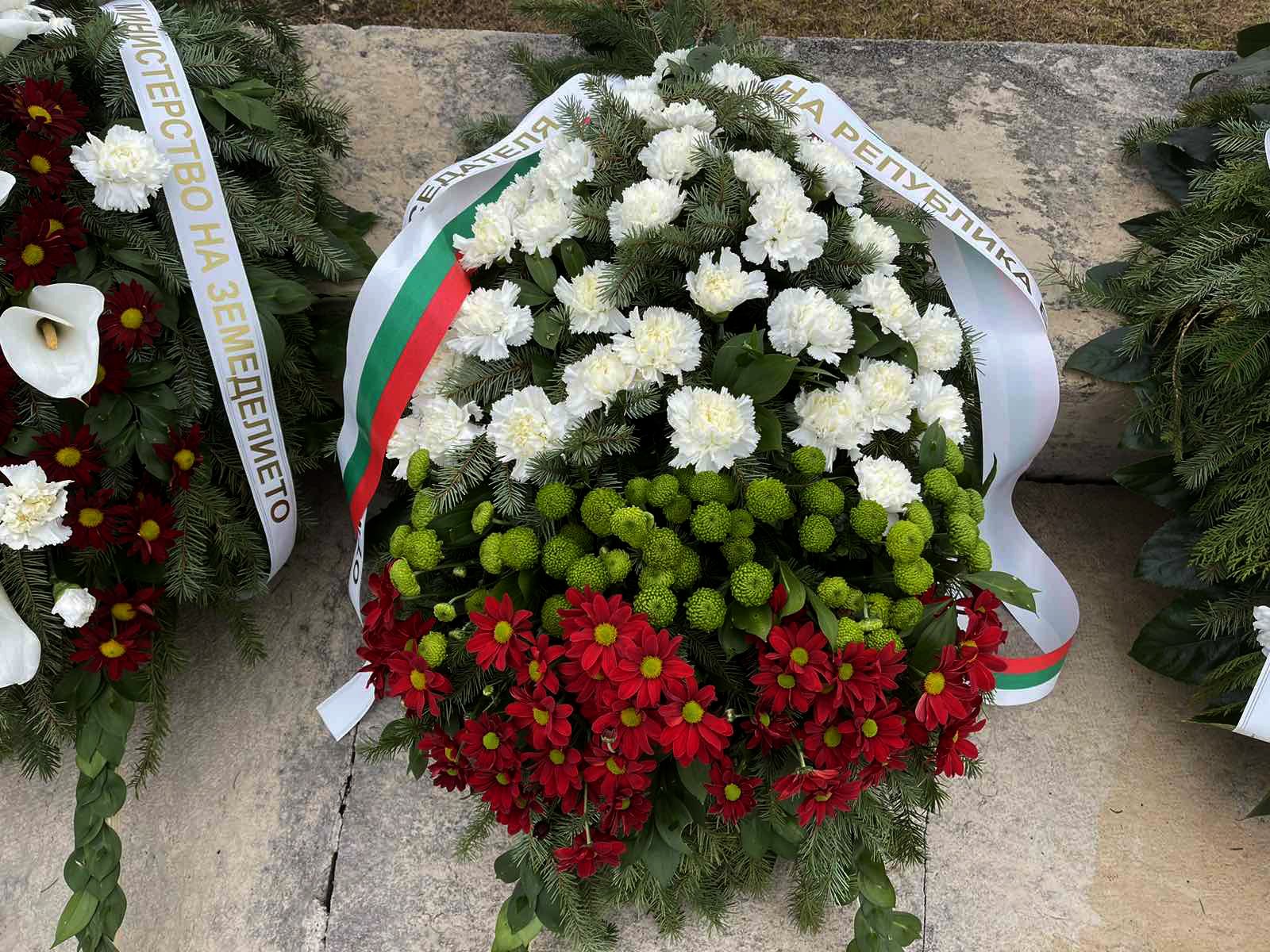 Венци и цветя на паметника-костница на връх Шипка