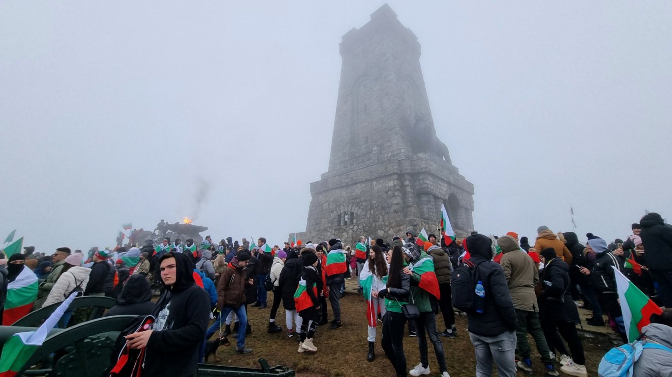 Много млади хора се качиха на връх Шипка с български знамена