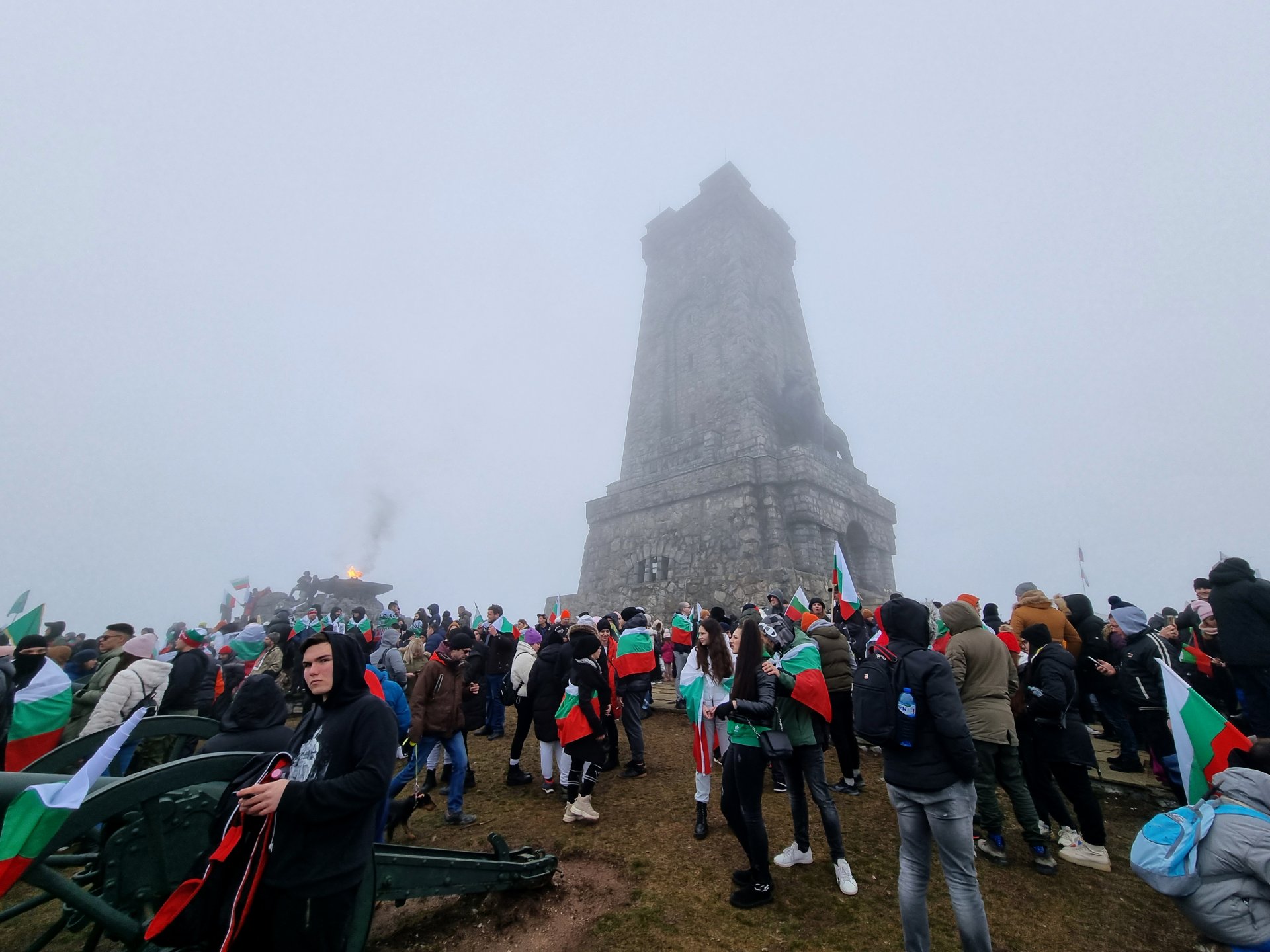 Много млади хора се качиха на връх Шипка с български знамена