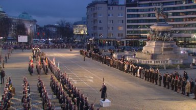 На площад Народно събрание се провежда тържествената заря проверка по повод