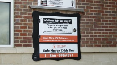 Бедна моя Леонтин майка ти те оставя с болка и