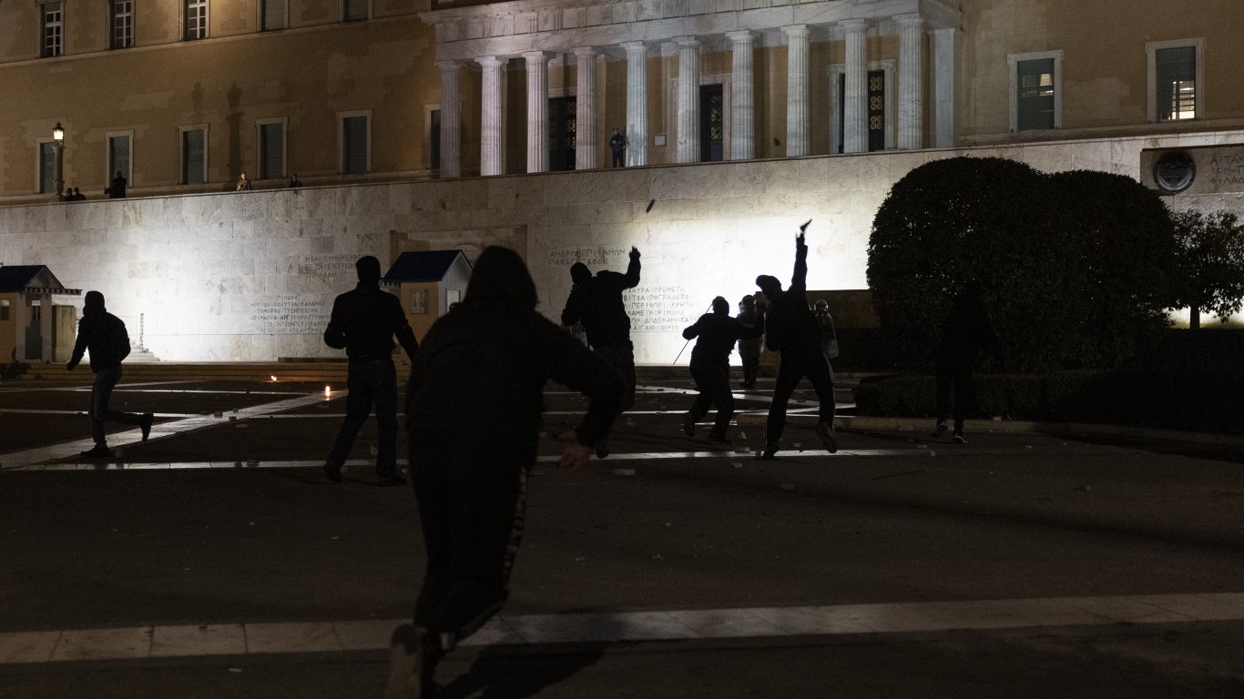 Без влакове в Гърция през уикенда, протестите не стихват след жп катастрофата