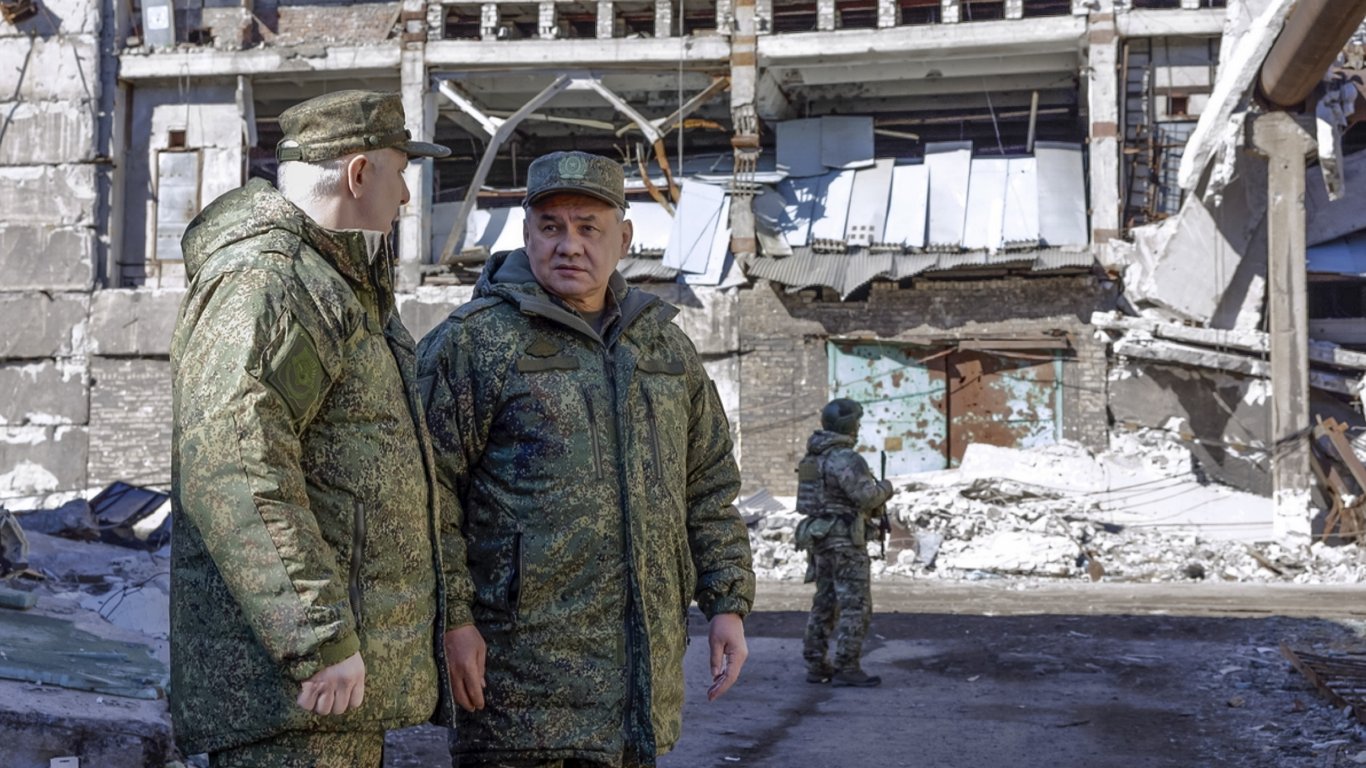 Сергей Шойгу инспектира групировка на войските в Украйна (снимки и видео)
