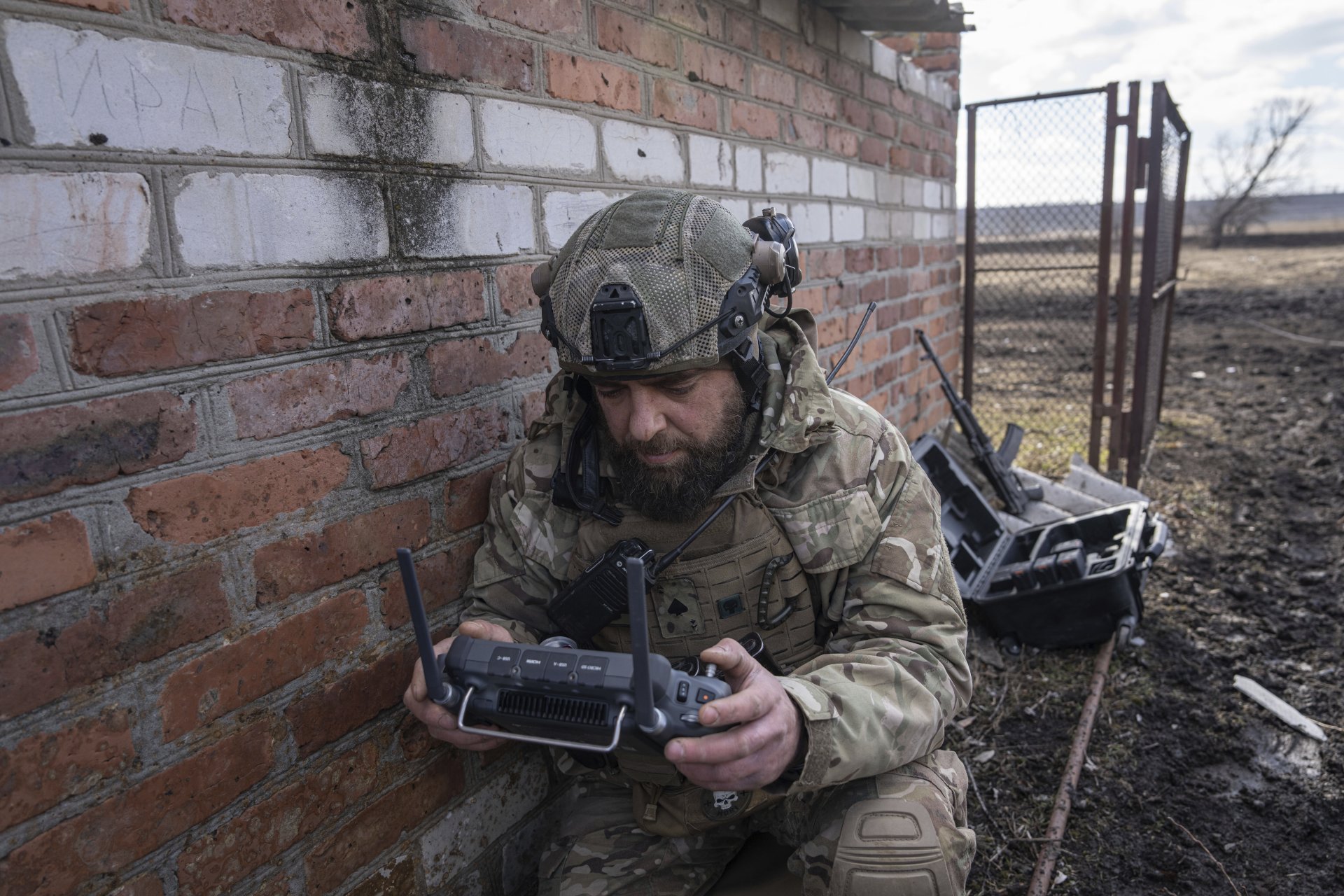 Украински военнослужещ, известен още като Захар, гледа екрана на дистанционното управление на дрон по време на боевете на фронтовата линия близо до Бахмут