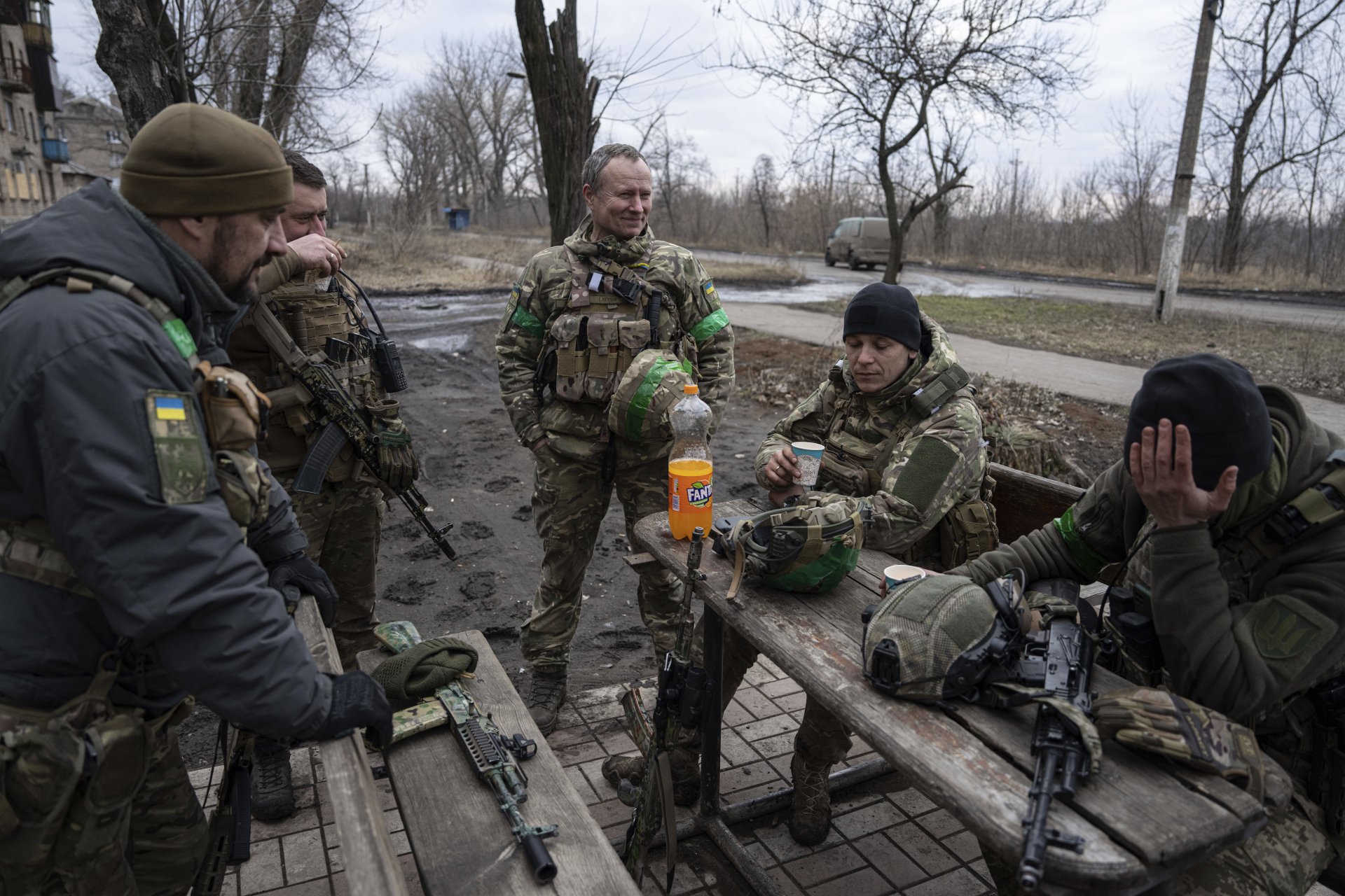 Украински военнослужещи почиват след напускане на Бахмут, в Часов Яр, Украйна