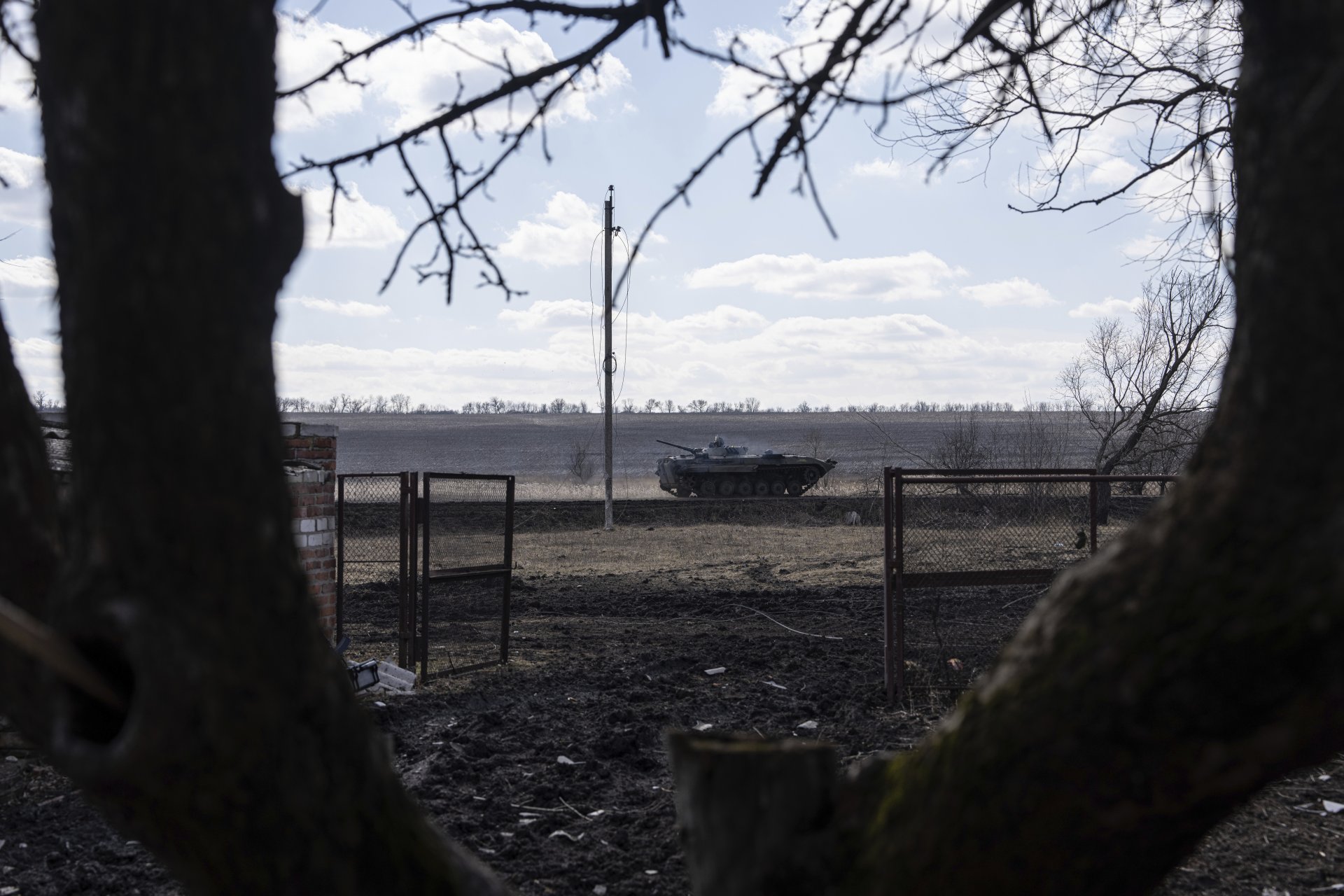 Украински БТР се движи към фронтови позиции близо до Бахмут