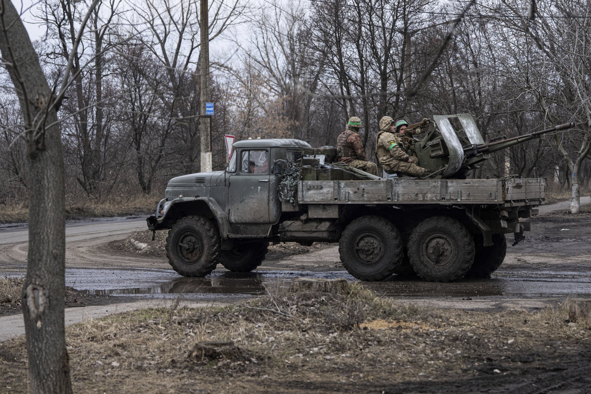  Украински военнослужещи се возят на превозно средство със зенитно оръдие ZU-23 в Часов Яр, Украйна
