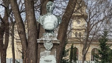 Вандали поругаха паметника на граф Игнатиев във Варна (снимки)
