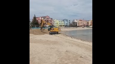 Багер влезе да разкопава плаж Аурелия в Равда (видео)