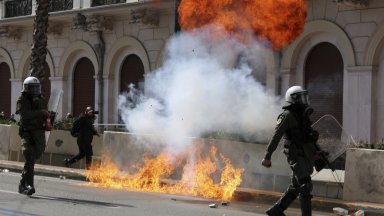 Сблъсъци между полицаи и демонстранти избухнаха в гръцката столица Атина