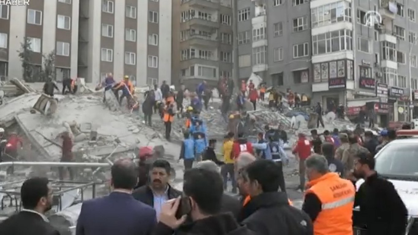 Рухна сграда, повредена при труса в Турция (видео)
