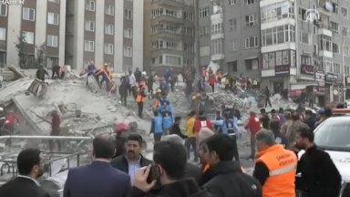 Турски спасители издирват ранени хора под руините на шестетажна сграда